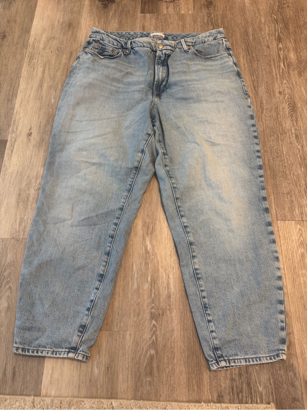 Good American light-wash, relaxed-fit denim jeans with a tapered leg